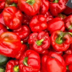 Pimientos rojos frescos al granel en la feria de Santiago