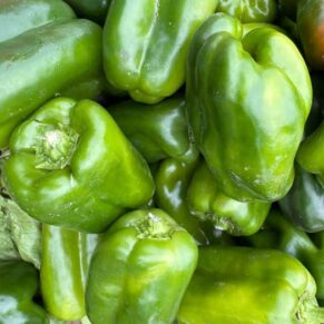 Pimientos verdes frescos al granel en la feria de Santiago